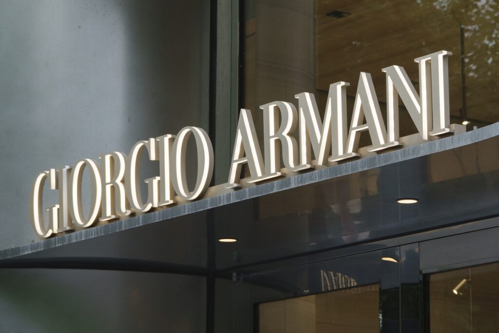 giorgio-armani-e-multado-por-conexao-com-mao-de-obra-ilegal-e-precaria