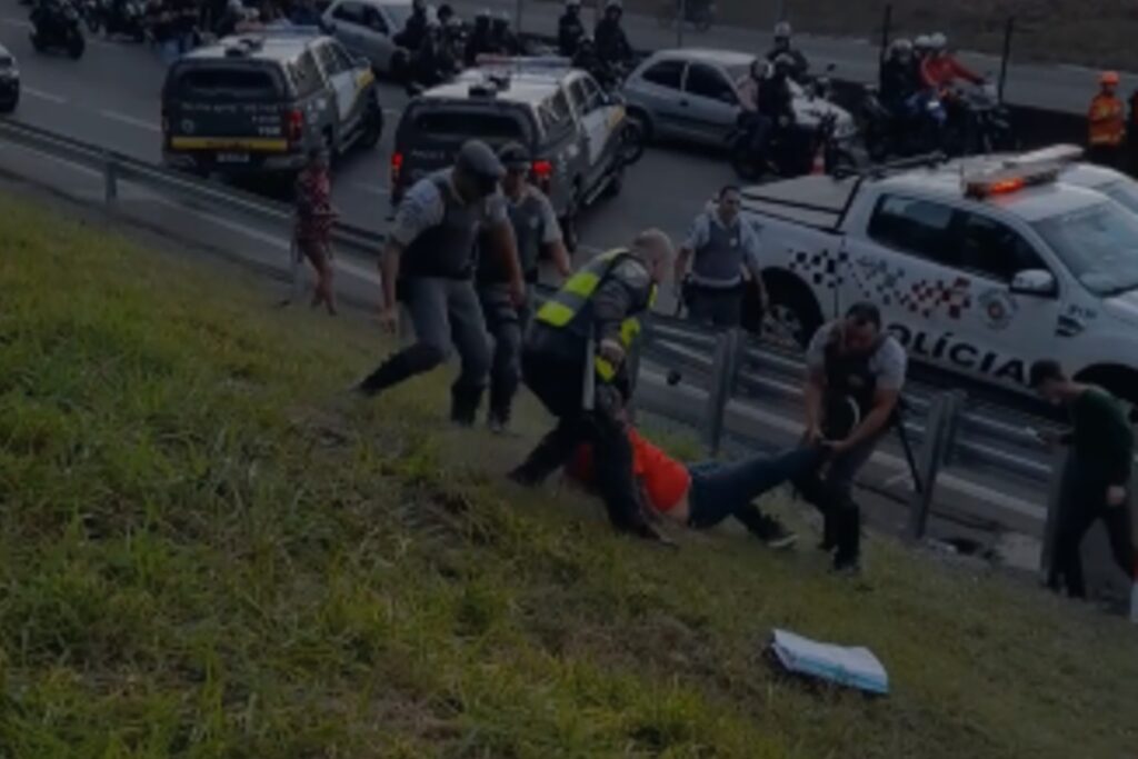 pms-agridem-homem-que-segurava-cartaz-em-ato-contra-pedagios.-video