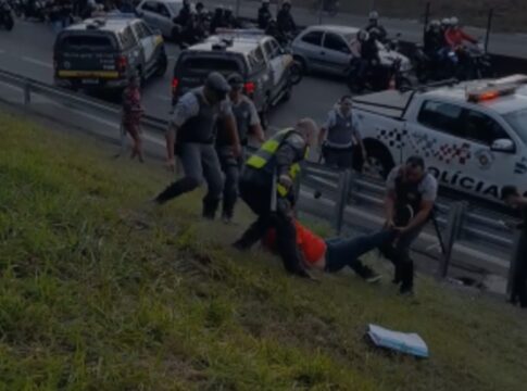 pms-agridem-homem-que-segurava-cartaz-em-ato-contra-pedagios.-video