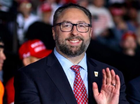 conselheiro-de-trump-publica-post-que-retrata-moraes-de-algemas