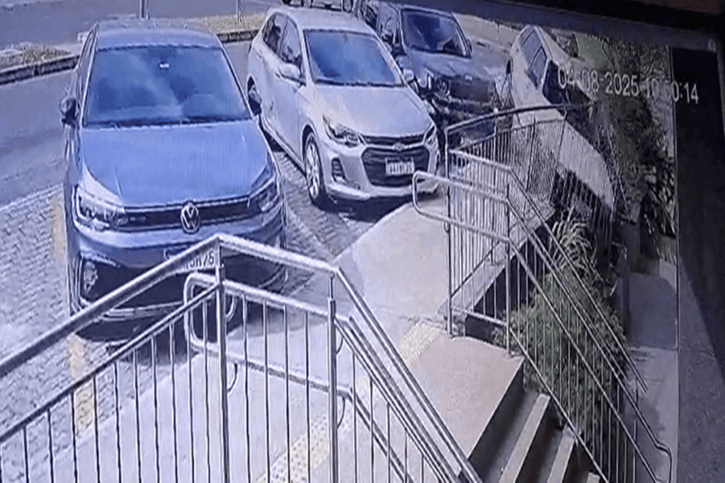 carro-do-der-perde-controle-em-via-do-df-e-quase-invade-pilotis.-video