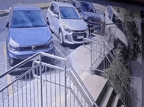 carro-do-der-perde-controle-em-via-do-df-e-quase-invade-pilotis.-video