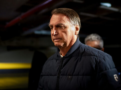 bolsonaro-colaborou-e-nao-resistiu-a-operacao-da-pf,-dizem-fontes