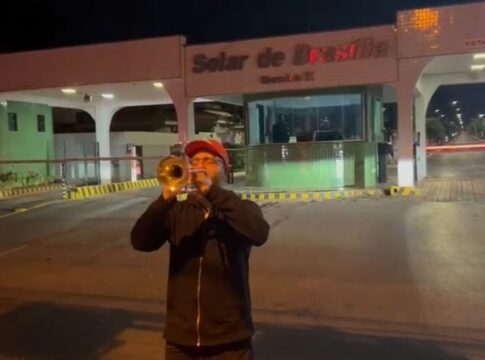 trompetista-toca-marcha-funebre-no-condominio-de-bolsonaro.-video