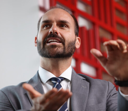 com-o-pai-preso,-eduardo-bolsonaro-planeja-nova-ida-a-washington
