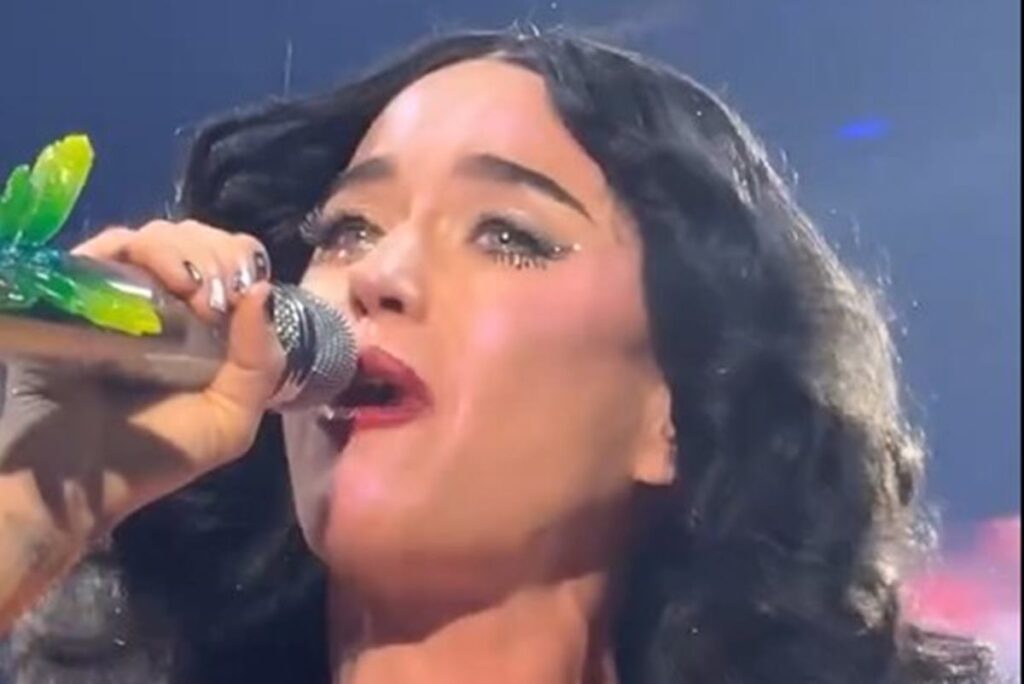 video:-fa-de-katy-perry-desmaia-nos-bracos-da-cantora-em-show