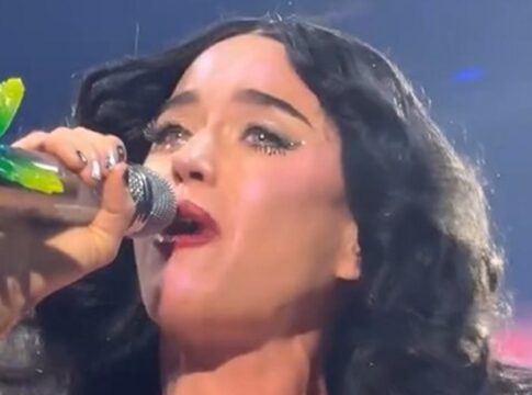 video:-fa-de-katy-perry-desmaia-nos-bracos-da-cantora-em-show