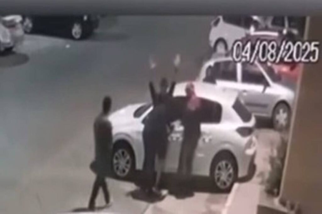 motorista-e-rendido-e-tem-carro-levado-por-quatro-adolescentes.-video