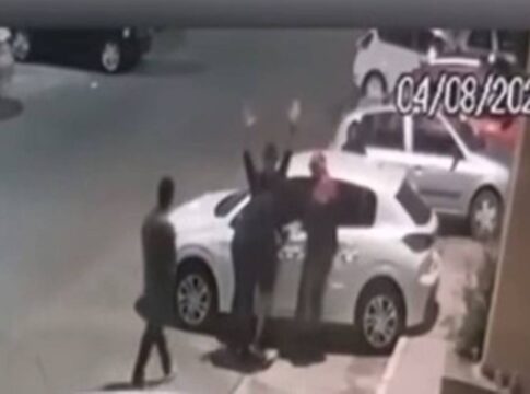 motorista-e-rendido-e-tem-carro-levado-por-quatro-adolescentes.-video