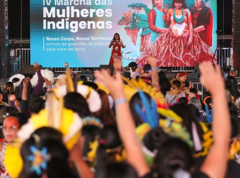 evento-em-brasilia-reune-5-mil-mulheres-indigenas-que-pedem-protecao