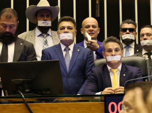 oposicao-ocupa-plenarios-por-anistia-a-8/1-e-impeachment-de-moraes