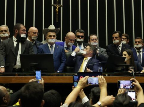 camara:-base-do-governo-chama-ocupacao-do-plenario-de-“chantagem”