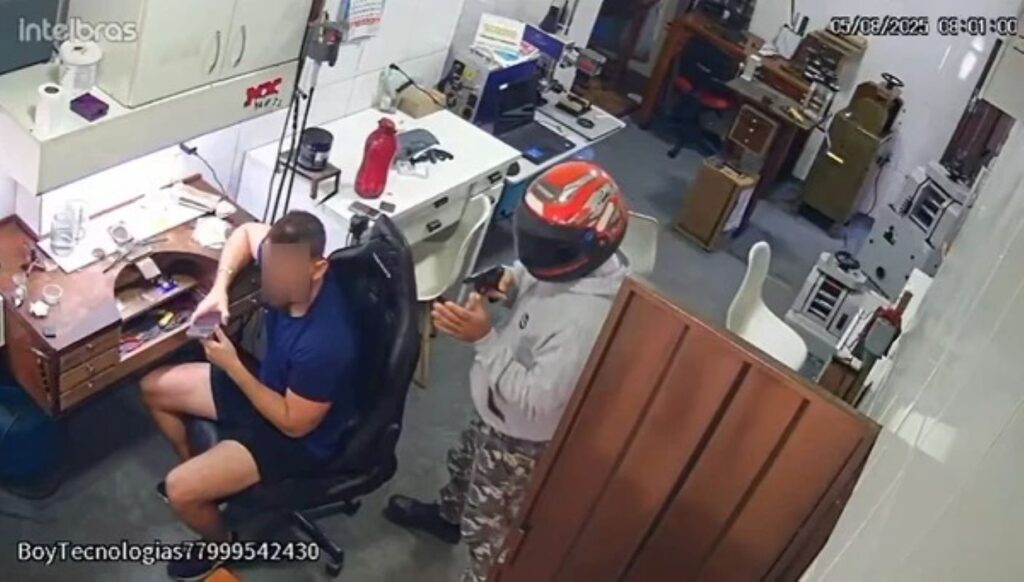 joalheria-e-assaltada-e-dono-tem-prejuizo-de-mais-de-r$-500-mil.-video