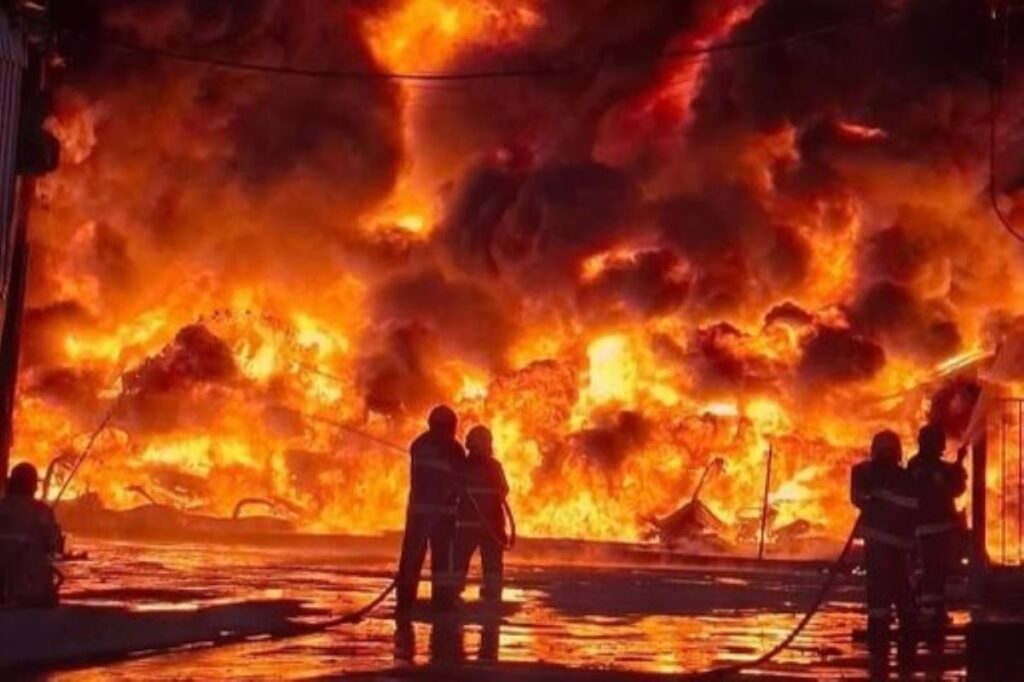 incendio-de-grandes-proporcoes-atinge-fabrica-de-caminhoes-em-manaus
