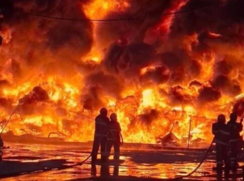 incendio-de-grandes-proporcoes-atinge-fabrica-de-caminhoes-em-manaus