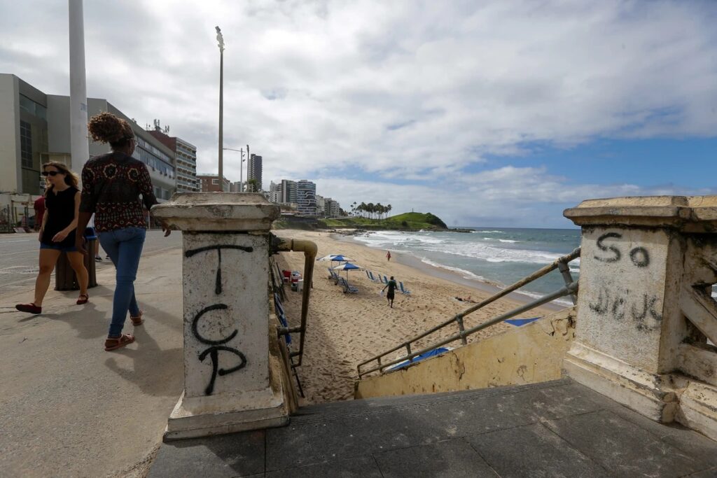 trafico-estampado-em-cartao-postal-de-salvador-assusta-moradores