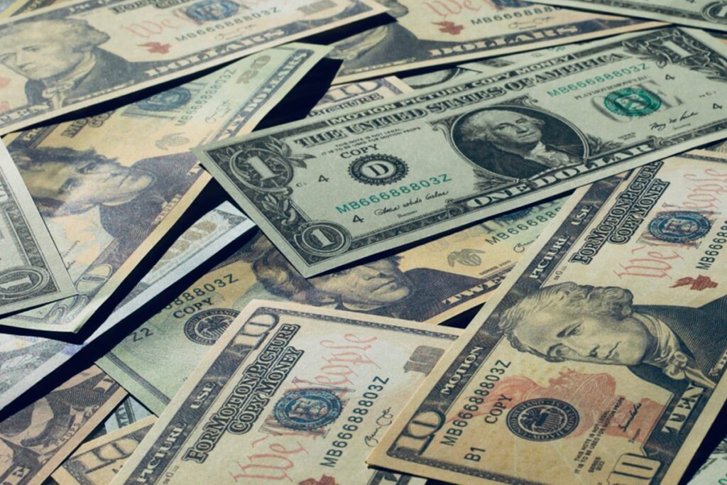 dolar-abre-estavel-no-dia-d-do-tarifaco,-a-espera-de-reacao-do-brasil