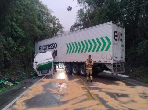 sequencia-de-acidentes-com-caminhao-causa-bloqueio-de-2-trechos-em-sc
