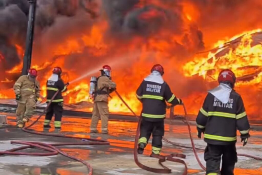 manaus:-incendio-de-grande-proporcao-em-fabricas-dura-mais-de-15h