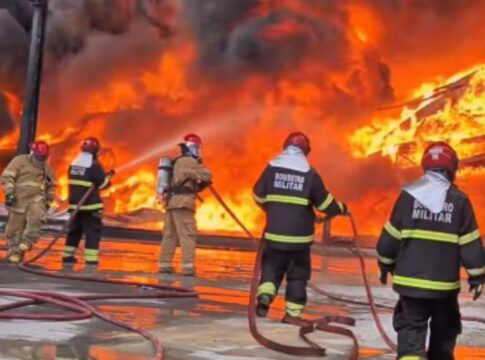 manaus:-incendio-de-grande-proporcao-em-fabricas-dura-mais-de-15h