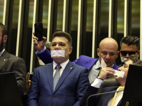 oposicao-pernoita-nos-plenarios-do-congresso-para-impedir-trabalhos