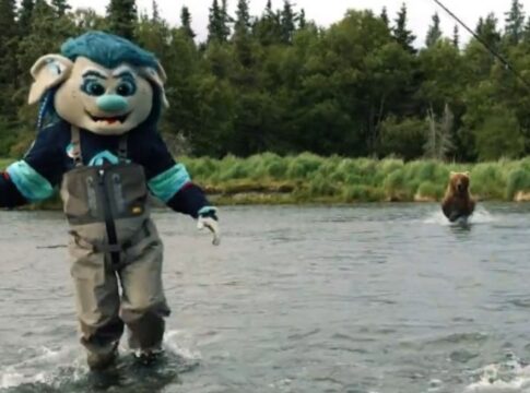 video:-mascote-de-time-de-hoquei-e-perseguido-por-urso-no-alasca