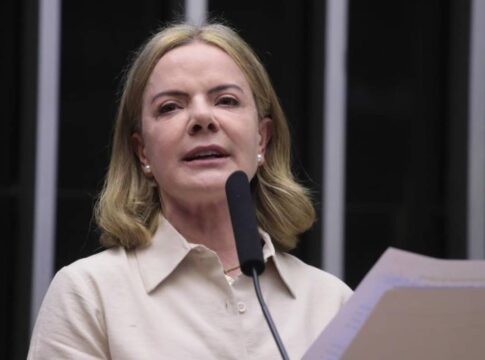 brasil-nao-pode-ficar-refem-de-bolsonaro,-diz-gleisi-sobre-obstrucao