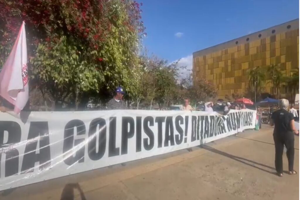 grupo-protesta-contra-pl-da-anistia-em-anexo-da-camara.-video