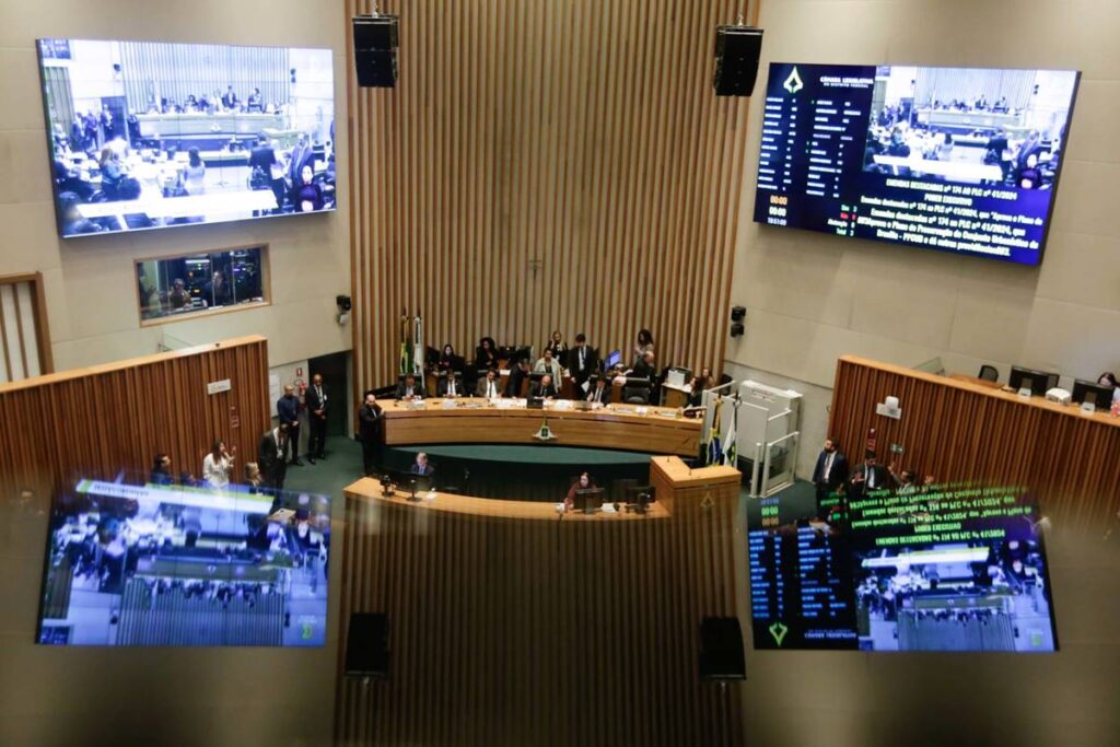apenas-9-dos-24-distritais-vao-a-cldf-pos-recesso,-e-sessao-e-suspensa
