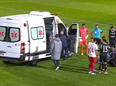 jogador-do-botafogo-deixa-campo-em-ambulancia-apos-choque-de-cabeca
