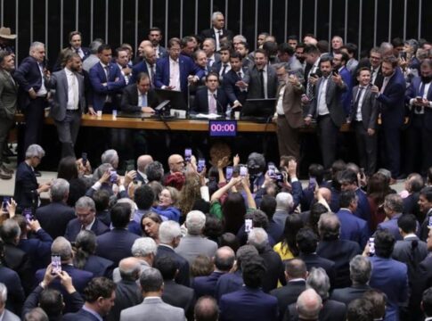 apos-obstrucao-de-plenario,-hugo-motta-abre-sessao-e-pede-respeito