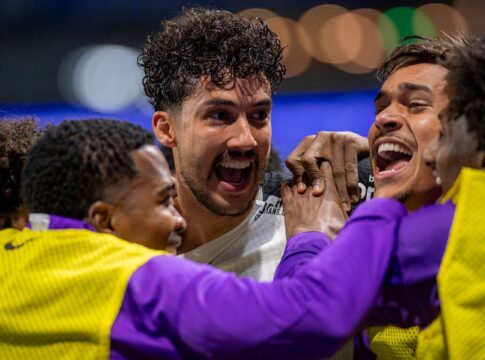 com-um-a-mais,-corinthians-vence-palmeiras-e-avanca-na-copa-do-brasil