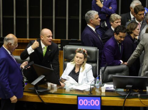 deputada-que-levou-bebe-a-camara-reage-apos-pt-buscar-conselho-tutelar