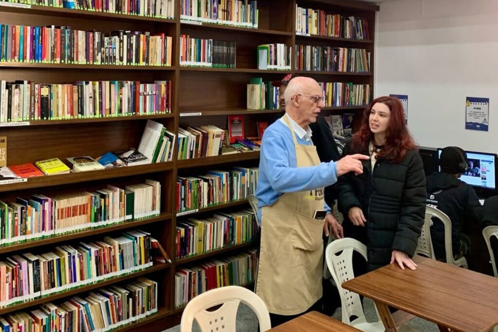 padre-julio-inaugura-biblioteca-para-pessoas-em-situacao-de-rua-em-sp