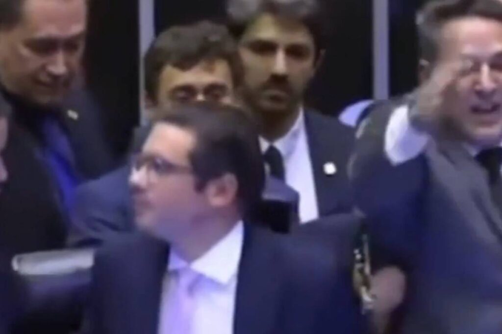 nikolas-diz-que-foi-derrubado-por-deputada-do-pt,-que-alega-ter-levado-cotovelada.-veja-video