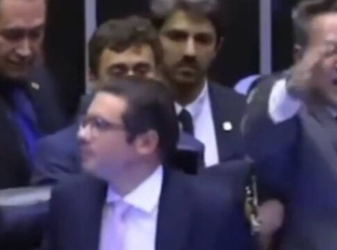 nikolas-diz-que-foi-derrubado-por-deputada-do-pt,-que-alega-ter-levado-cotovelada.-veja-video