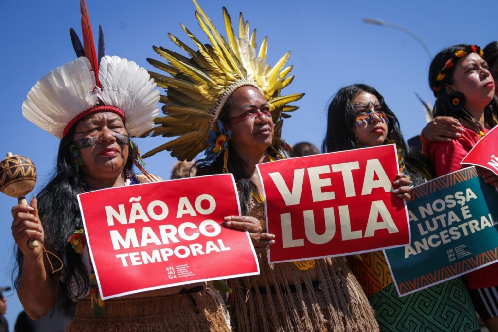 mulheres-indigenas-marcham-no-df-a-favor-de-demarcacao-de-terras