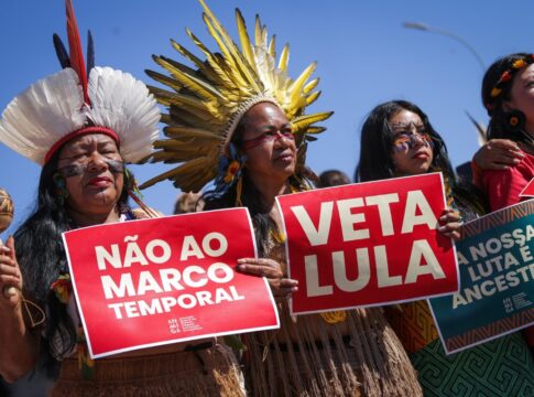 mulheres-indigenas-marcham-no-df-a-favor-de-demarcacao-de-terras