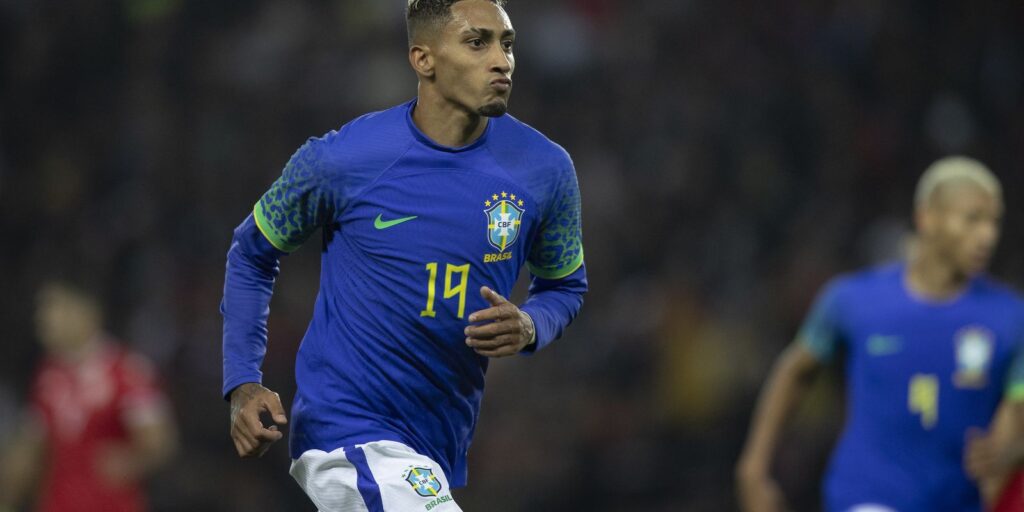 raphinha-e-vinicius-junior-sao-indicados-ao-premio-bola-de-ouro