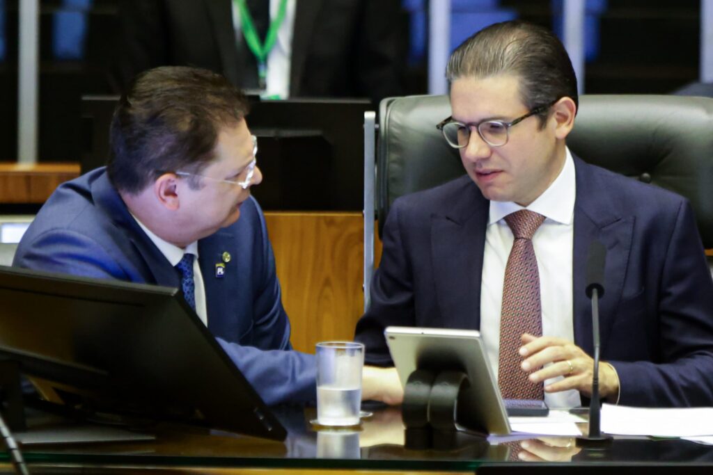 sostenes-pede-desculpas-a-motta-por-obstrucao:-“foi-muito-paciente”