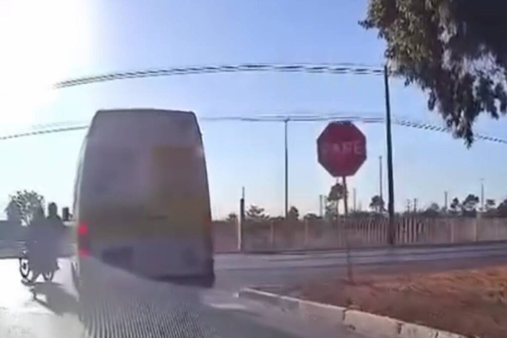 video:-motorista-de-van-escolar-derruba-motociclista-e-foge
