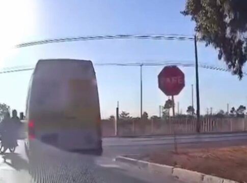 video:-motorista-de-van-escolar-derruba-motociclista-e-foge