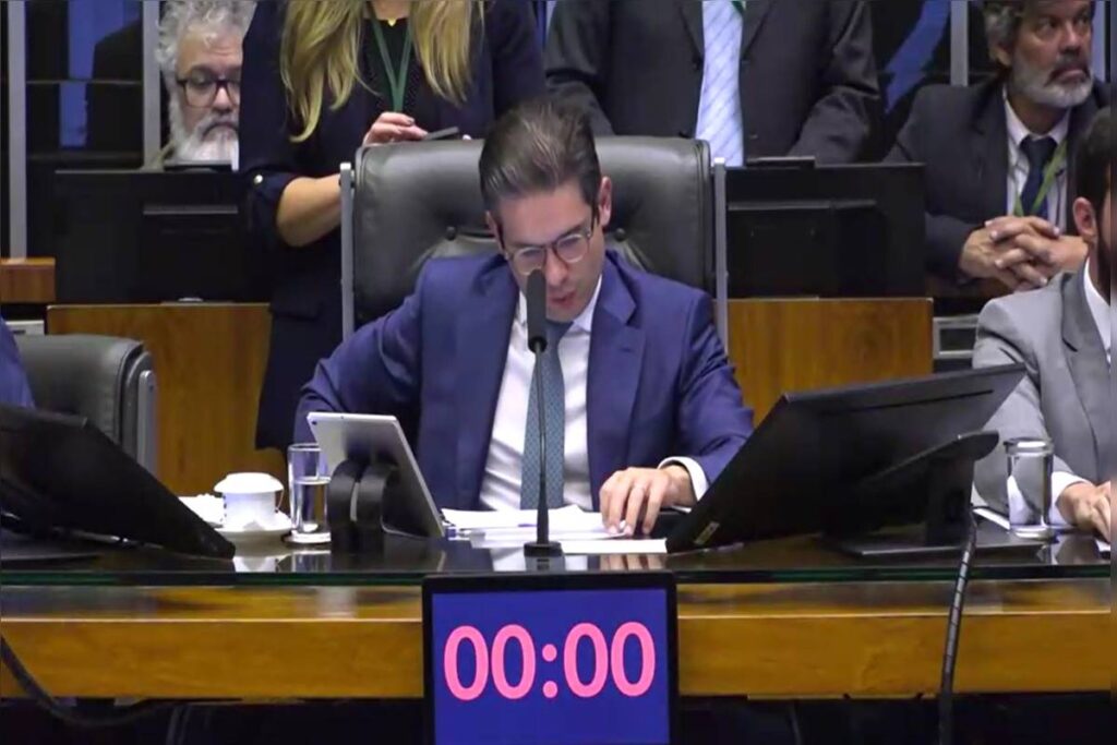 motta-demonstra-impaciencia-e-cansaco-no-comando-da-camara;-video