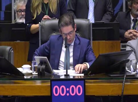 motta-demonstra-impaciencia-e-cansaco-no-comando-da-camara;-video