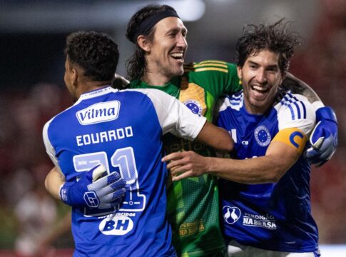 com-um-gol-em-cada-tempo,-cruzeiro-vence-crb-e-segue-na-copa-do-brasil
