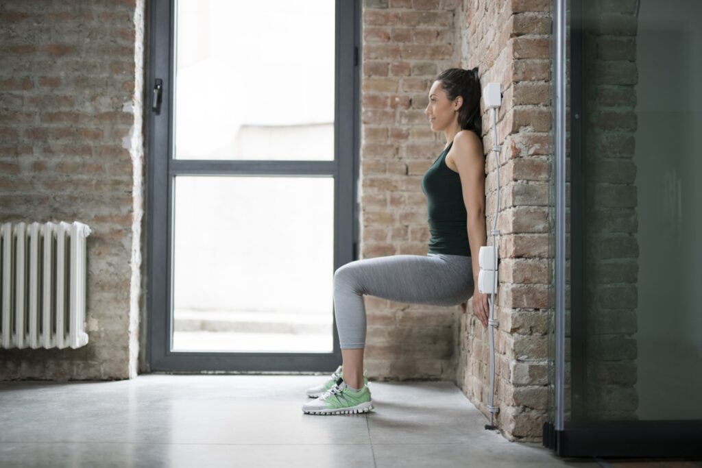 pilates-na-parede:-3-exercicios-para-fazer-sem-sair-de-casa