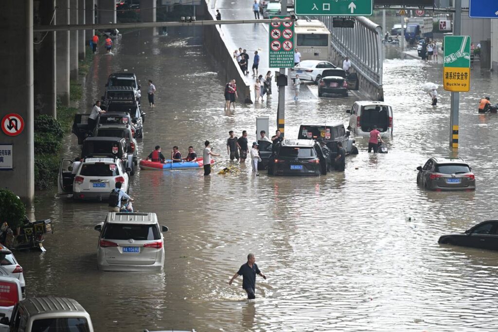 china:-inundacoes-repentinas-deixam-10-mortos-e-33-desaparecidos