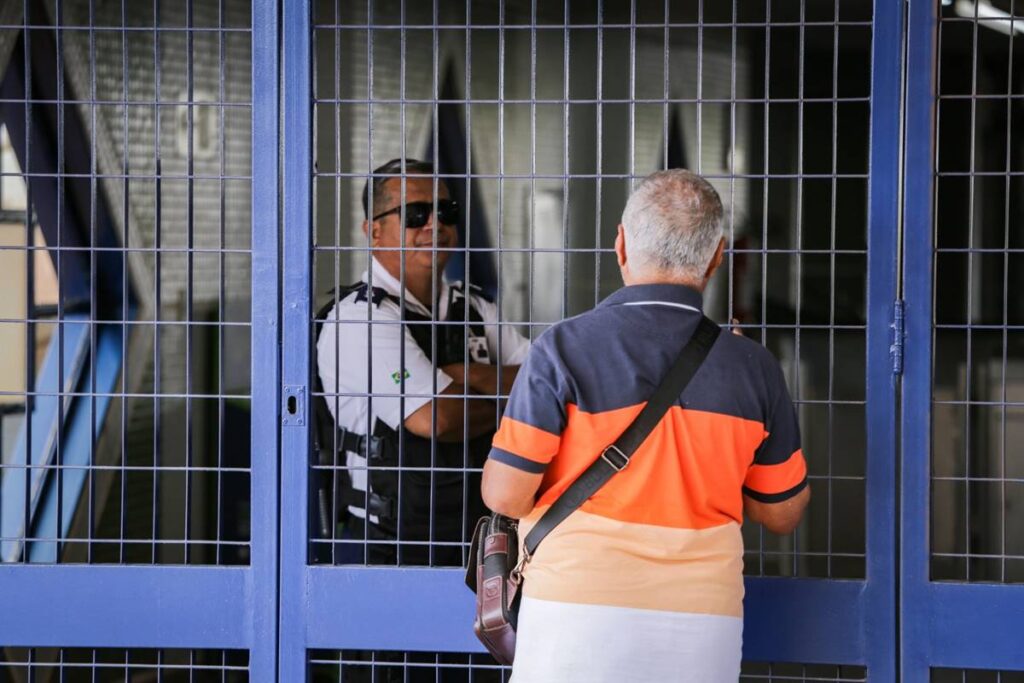 “situacao-caotica”:-passageiros-sofrem-com-pane-e-fechamento-do-metro