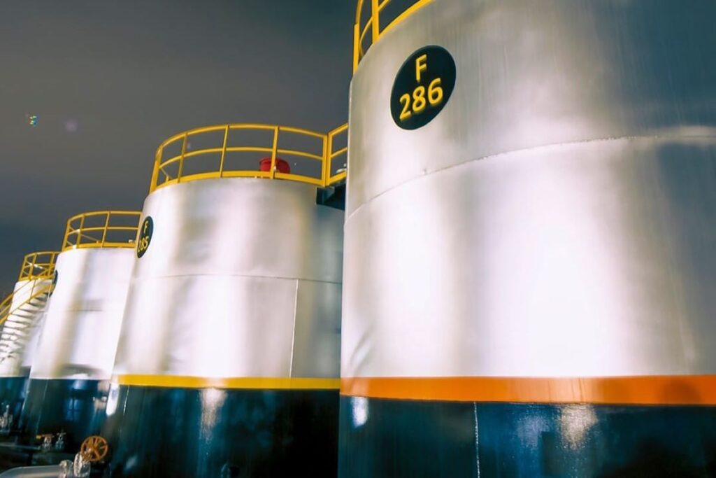 fraude-no-icms:-distribuidoras-de-gasolina-sao-multadas-em-r$-210-mi