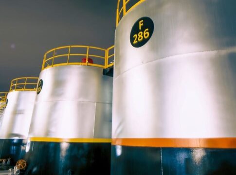 fraude-no-icms:-distribuidoras-de-gasolina-sao-multadas-em-r$-210-mi